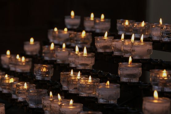 velas blancas encendidas